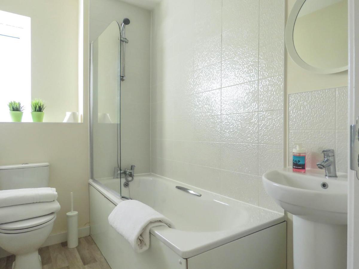 Tudors Esuites 4 Bedroom House Driveway & Garden Birmingham Bagian luar foto